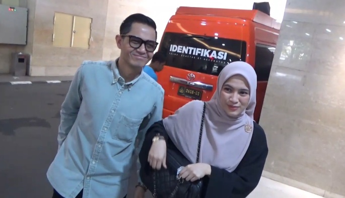 Dude Harlino dan Alyssa Soebandono diperiksa Bareskrim terkait dugaan penipuan PT Dana Syariah Indonesia senilai Rp2,4 triliun dengan korban lebih dari 15.000 orang. (Foto: RN/Tama)