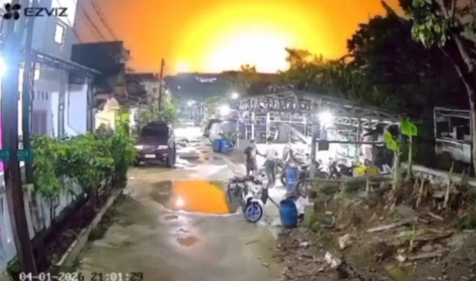 Ledakan SPBE di Bekasi merusak 19 rumah dan 13 kendaraan. Sebanyak 17 warga mengalami luka bakar, sementara BPBD masih menyelidiki sumber ledakan. (Foto: Tangkapan Layar)