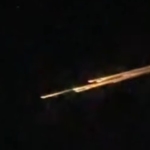 Benda langit bercahaya disertai suara gemuruh gegerkan warga Lampung Timur pada 4 April 2026. Video viral, spekulasi meteor hingga rudal bermunculan. (Foto: Tangkapan Layar)