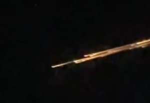 Benda langit bercahaya disertai suara gemuruh gegerkan warga Lampung Timur pada 4 April 2026. Video viral, spekulasi meteor hingga rudal bermunculan. (Foto: Tangkapan Layar)