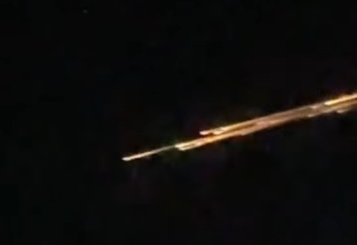 Benda langit bercahaya disertai suara gemuruh gegerkan warga Lampung Timur pada 4 April 2026. Video viral, spekulasi meteor hingga rudal bermunculan. (Foto: Tangkapan Layar)