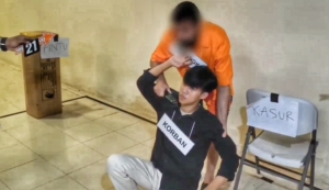 Polda Metro Jaya menggelar rekonstruksi pembunuhan cucu Mpok Nori dengan 45 adegan. Polisi menyebut adegan krusial terjadi saat pelaku menyayat leher korban. (Foto: RN/HO-Subdit Resmob Ditreskrimum Polda Metro Jaya)