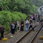 KA Bangunkarta rute Jombang-Pasarsenen anjlok di Stasiun Bumiayu, Brebes, 6 April 2026. Jalur hulu dan hilir terganggu, evakuasi dan normalisasi masih berlangsung. (Foto: Facebook/sukakoksamakereta)