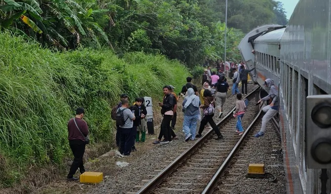 KA Bangunkarta rute Jombang-Pasarsenen anjlok di Stasiun Bumiayu, Brebes, 6 April 2026. Jalur hulu dan hilir terganggu, evakuasi dan normalisasi masih berlangsung. (Foto: Facebook/sukakoksamakereta)