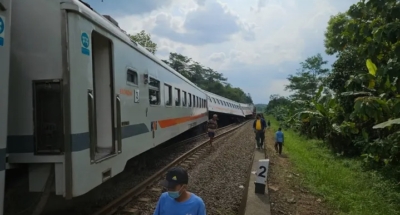 KA Bangunkarta rute Jombang-Pasarsenen anjlok di Stasiun Bumiayu, Brebes, 6 April 2026. Jalur hulu dan hilir terganggu, evakuasi dan normalisasi masih berlangsung. (Foto: Facebook/sukakoksamakereta)