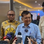 Jusuf Kalla melaporkan dugaan hoaks Rp5 miliar ke Bareskrim Polri. JK menilai tudingan membiayai penyelidikan terhadap Jokowi sebagai penghinaan. (Foto: ReportaseNews/Tama)