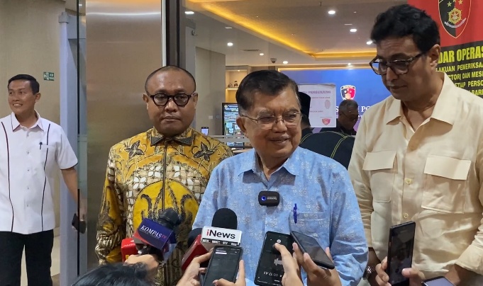 Jusuf Kalla melaporkan dugaan hoaks Rp5 miliar ke Bareskrim Polri. JK menilai tudingan membiayai penyelidikan terhadap Jokowi sebagai penghinaan. (Foto: ReportaseNews/Tama)