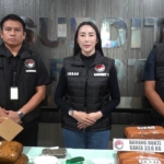 Polda Metro Jaya menggagalkan peredaran ganja 33,6 kilogram di Bekasi dan Bogor. Dua tersangka diamankan setelah polisi menerima laporan masyarakat. (Foto: ReportaseNews/HO-Ditresnarkoba Polda Metro Jaya)