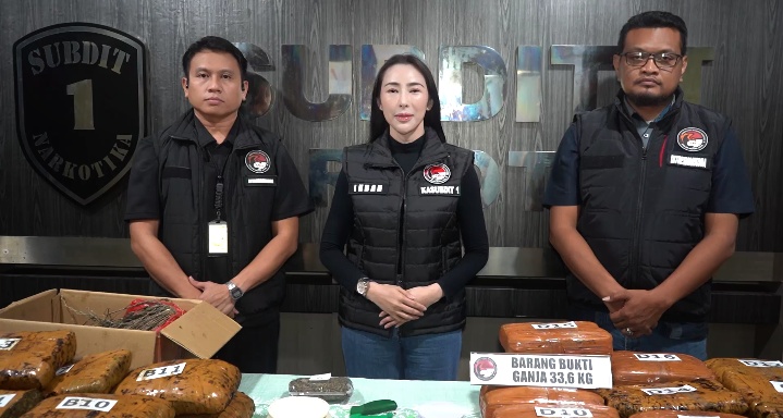 Polda Metro Jaya menggagalkan peredaran ganja 33,6 kilogram di Bekasi dan Bogor. Dua tersangka diamankan setelah polisi menerima laporan masyarakat. (Foto: ReportaseNews/HO-Ditresnarkoba Polda Metro Jaya)