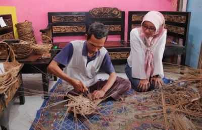 Rini tidak bekerja sendiri. Ia menggandeng sekitar 10 tenaga kerja yang mengerjakan produksi dari rumah masing-masing. (Foto: Facebook/Rini Jaya Mandiri)