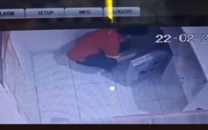 Karyawan minimarket di Kebon Jeruk mencuri Rp52 juta demi judi online. Pelaku ditangkap di Kebayoran Lama setelah buron dua bulan. (Ist)