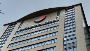 Bareskrim Polri mengungkap sindikat phishing lintas negara dengan keuntungan Rp25 miliar. Dua tersangka ditangkap, aset miliaran rupiah disita. (Foto: ReportaseNews/Tama)