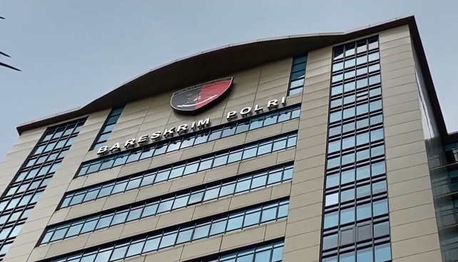 Bareskrim Polri mengungkap sindikat phishing lintas negara dengan keuntungan Rp25 miliar. Dua tersangka ditangkap, aset miliaran rupiah disita. (Foto: ReportaseNews/Tama)