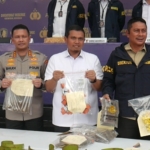 Polda Metro Jaya mengungkap praktik pengoplosan gas elpiji subsidi di enam lokasi. Sebanyak 11 tersangka ditetapkan dengan keuntungan miliaran rupiah. (Foto: ReportaseNews/Tama)