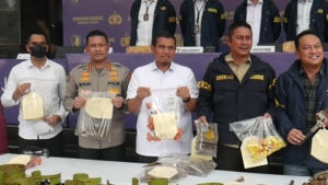 Polda Metro Jaya mengungkap praktik pengoplosan gas elpiji subsidi di enam lokasi. Sebanyak 11 tersangka ditetapkan dengan keuntungan miliaran rupiah. (Foto: ReportaseNews/Tama)