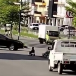 Viral bocah bermain mobil-mobilan di jalan raya Batam, tepatnya di Simpang Gelael. Aksi berbahaya ini memicu kekhawatiran warganet soal pengawasan orang tua. (Foto: Tangkapan Layar)