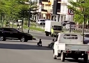 Viral bocah bermain mobil-mobilan di jalan raya Batam, tepatnya di Simpang Gelael. Aksi berbahaya ini memicu kekhawatiran warganet soal pengawasan orang tua. (Foto: Tangkapan Layar)