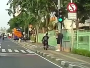 WNA asal Jerman menjadi korban penjambretan di Jakarta Pusat. Polisi masih menyelidiki kasus tersebut setelah pelaku melarikan diri usai merampas ponsel korban. (Foto: Tangkapan Layar)