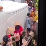 Sebuah truk bermuatan logistik terguling di Buayan, Kebumen, Minggu 19/4/2026. Warga Gondosuli justru sigap menolong korban dan mengamankan barang agar tak dijarah. Aksi gotong royong ini viral di media sosial. (Foto: Tangkapan Layar)