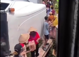 Sebuah truk bermuatan logistik terguling di Buayan, Kebumen, Minggu 19/4/2026. Warga Gondosuli justru sigap menolong korban dan mengamankan barang agar tak dijarah. Aksi gotong royong ini viral di media sosial. (Foto: Tangkapan Layar)