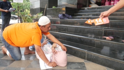 Polisi menggelar rekonstruksi pembunuhan wanita berinisial IL di Serpong dengan 38 adegan. Tersangka Taufik Hidayat diduga merencanakan aksi demi menguasai harta korban. (Foto: ReportaseNews/Tama)