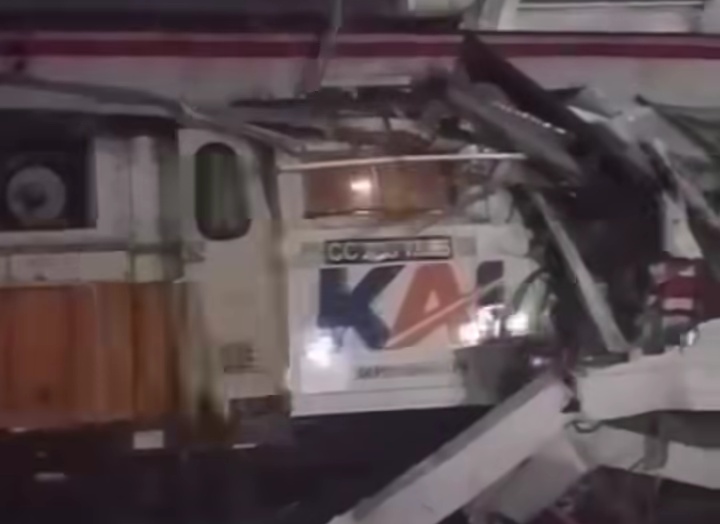 ‎KA Argo Bromo Anggrek terlibat tabrakan dengan kereta lain di Bekasi Timur. KAI lakukan evakuasi dan investigasi penyebab kejadian. (Tangkapan Layar)