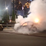 Mobil Terios terbakar di Tol Dalam Kota arah Cawang, Selasa malam. Diduga akibat korsleting listrik, kejadian ini memicu kemacetan panjang hingga 45 menit. (Foto: ReportaseNews/Tama)