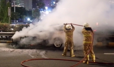 Satu unit mobil pemadam kebakaran diterjunkan untuk menangani insiden tersebut. Api berhasil dipadamkan setelah sekitar 45 menit, kemudian dilanjutkan proses pendinginan. (Foto: ReportaseNews/Tama)
