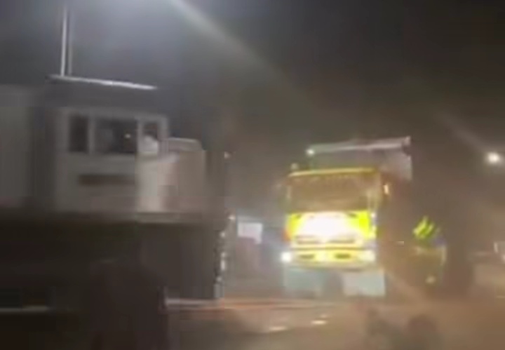 Kecelakaan kereta api Blitar terjadi saat truk mogok di perlintasan. KA Dhoho relasi Kertosono–Malang menabrak kendaraan yang melanggar peringatan. (Tangkapan Layar)