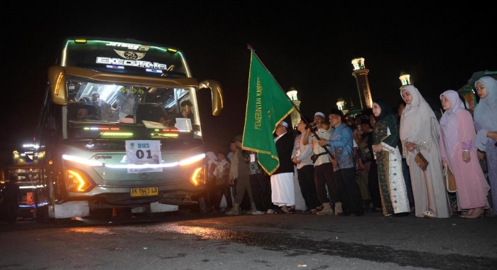 Tangis Haru Warnai Keberangkatan 130 Calon Jamaah Haji Tapsel Menuju Tanah Suci