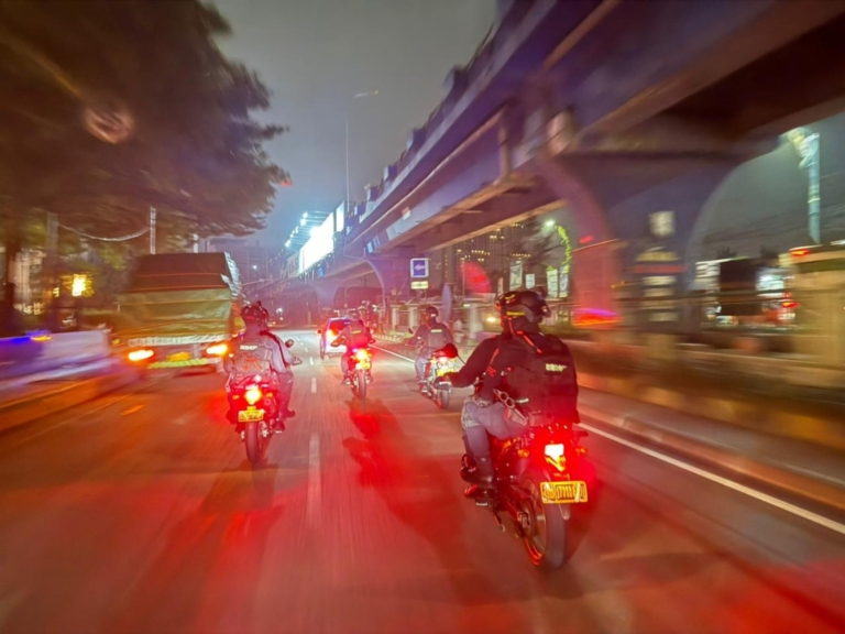 Patroli Brimob Polda Metro Jaya menggagalkan rencana tawuran di Cikarang Utara. Dua remaja diamankan bersama tujuh senjata tajam dan dua sepeda motor. (Ist)