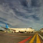 Garuda Indonesia merespons kebijakan kenaikan tiket pesawat domestik hingga 13 persen. Maskapai menyiapkan penyesuaian tarif terukur di tengah lonjakan harga avtur global. (Foto: ReportaseNews/Tama) ‎