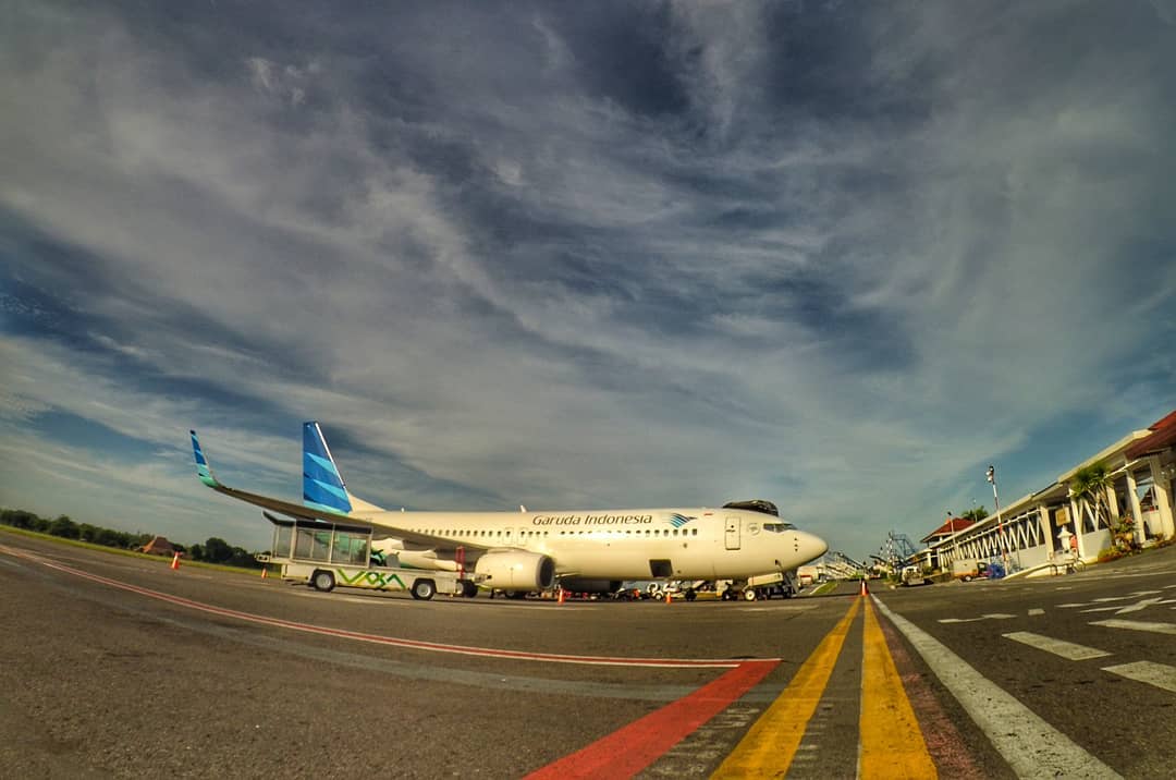 Garuda Indonesia merespons kebijakan kenaikan tiket pesawat domestik hingga 13 persen. Maskapai menyiapkan penyesuaian tarif terukur di tengah lonjakan harga avtur global. (Foto: ReportaseNews/Tama) ‎