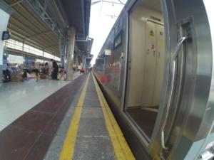 Sebanyak 44.191 penumpang tiba di Jakarta pada puncak arus balik libur Paskah. KAI Daop 1 mencatat kedatangan lebih tinggi dibanding keberangkatan. (Foto: RN/Tama)