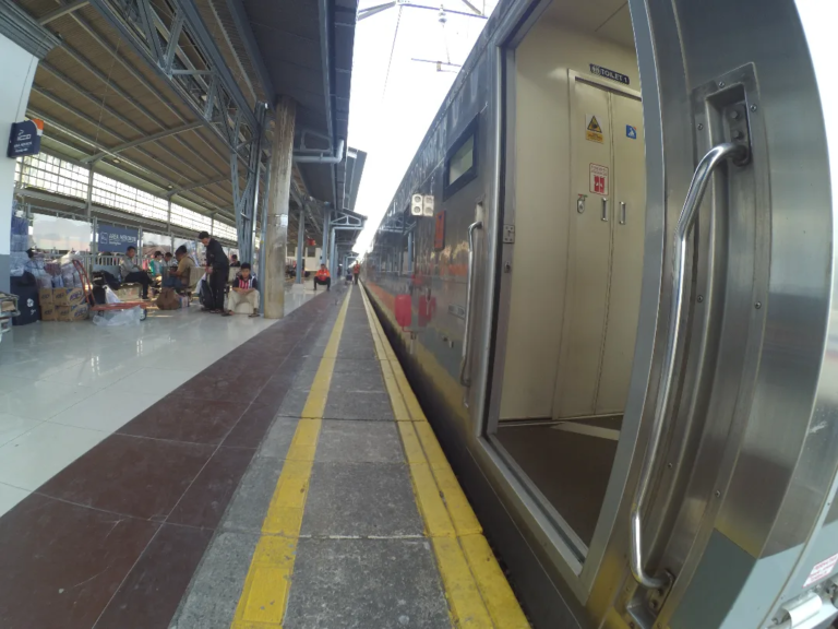 Sebanyak 44.191 penumpang tiba di Jakarta pada puncak arus balik libur Paskah. KAI Daop 1 mencatat kedatangan lebih tinggi dibanding keberangkatan. (Foto: RN/Tama)