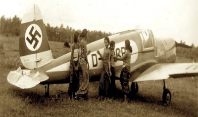 Seniman swiss terkenal, Theo Meier, mengambil foto pesawat Arado Ar 79 berlogo Nazi swastika dengan beberapa gadis Bali antara tanggal 7-15 Januari 1938. Foto tersebut dimuat dalam buku "Theo Meier: A Swiss Artist Under the Tropics" karya Didier Hamel. (Ist)