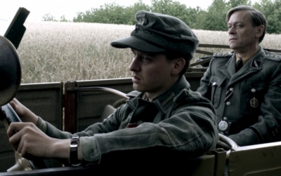 Serial ini memperlihatkan bahwa di balik ambisi menjadi pahlawan, perang justru meninggalkan luka mendalam yang sulit dipulihkan. (ZDF)