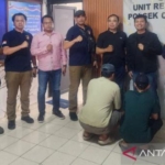 Satresmob Bareskrim Polri membongkar kasus dugaan penculikan dan penyekapan debitur motor di Cakung, Jakarta Timur. Korban ditemukan lemas dan penuh luka di showroom motor. (Foto: Antara)