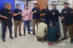 Satresmob Bareskrim Polri membongkar kasus dugaan penculikan dan penyekapan debitur motor di Cakung, Jakarta Timur. Korban ditemukan lemas dan penuh luka di showroom motor. (Foto: Antara)