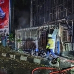Kerusuhan May Day 2026 di Bandung diwarnai aksi pembakaran dan perusakan fasilitas umum oleh massa berpakaian hitam. Polisi amankan pelaku. (Dok. Humas Polda Jabar)