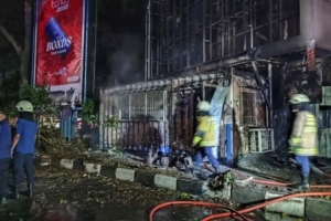 Kerusuhan May Day 2026 di Bandung diwarnai aksi pembakaran dan perusakan fasilitas umum oleh massa berpakaian hitam. Polisi amankan pelaku. (Dok. Humas Polda Jabar)