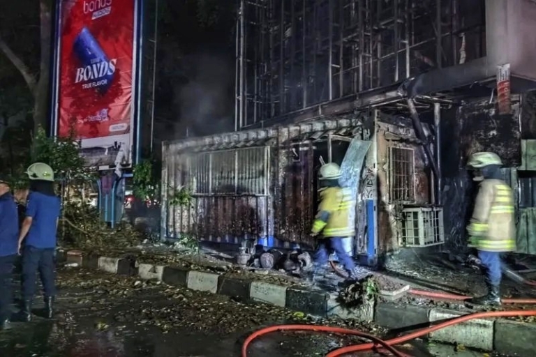 Kerusuhan May Day 2026 di Bandung diwarnai aksi pembakaran dan perusakan fasilitas umum oleh massa berpakaian hitam. Polisi amankan pelaku. (Dok. Humas Polda Jabar)