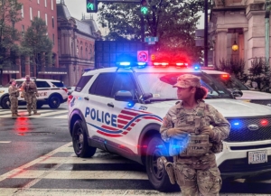 Penembakan terjadi di dekat Gedung Putih, Washington DC. Seorang pelaku tewas ditembak Secret Service setelah melepaskan tembakan di area kompleks White House saat Donald Trump berada di dalam gedung. (Foto: Anadolu)