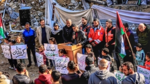 Puluhan pengungsi Palestina di Gaza menggelar aksi protes menuntut Israel membuka blokade dan memperlancar bantuan kemanusiaan di tengah krisis pangan yang kian parah. (Foto: Anadolu)