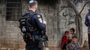 Dua anak Palestina terluka dalam serangan Israel di Tepi Barat menjelang Idul Adha. Aksi perusakan lahan, pohon, dan rumah warga kembali meningkat. (Foto: Anadolu)