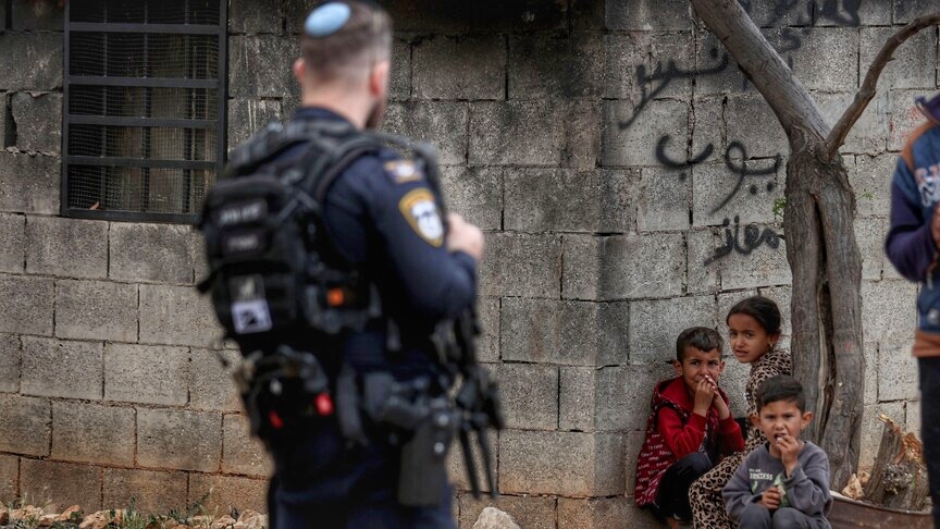 Dua anak Palestina terluka dalam serangan Israel di Tepi Barat menjelang Idul Adha. Aksi perusakan lahan, pohon, dan rumah warga kembali meningkat. (Foto: Anadolu)