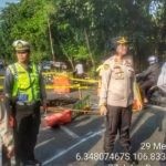 Jalan Raya Lenteng Agung, Jagakarsa, Jakarta Selatan, amblas hingga sedalam tiga meter. Polisi belum memberlakukan rekayasa lalu lintas karena kendaraan masih bisa melintas satu jalur arah Depok. (Ist)
