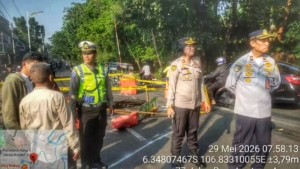 Jalan Raya Lenteng Agung, Jagakarsa, Jakarta Selatan, amblas hingga sedalam tiga meter. Polisi belum memberlakukan rekayasa lalu lintas karena kendaraan masih bisa melintas satu jalur arah Depok. (Ist)