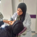 Dokter gigi Liza Hassouna, sedang menangani pasien di kamp Nuseirat Gaza, Palestina. (Foto: Al Jazeera/Lina Abuzayed)