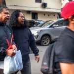 Sopir taksi online yang viral karena merusak spion mobil pengendara lain di Tol JORR, Jakarta Selatan, berhasil ditangkap Polda Metro Jaya. Pelaku terancam hukuman dua tahun penjara. (Foto: ReportaseNews/HO-Subdit Resmob PMJ)